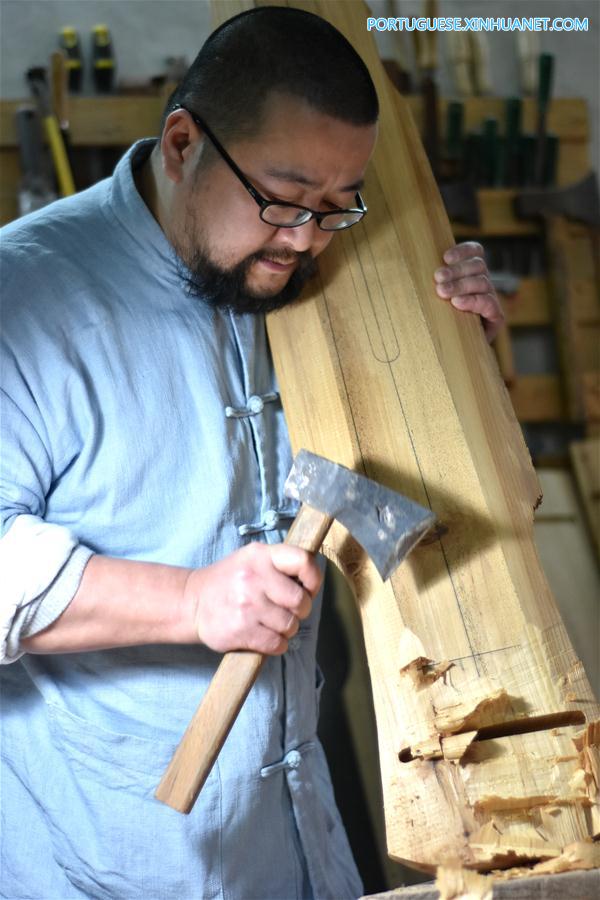 Wang Bing, herdeiro da heran?a cultural imaterial da cítara chinesa em Zunyi