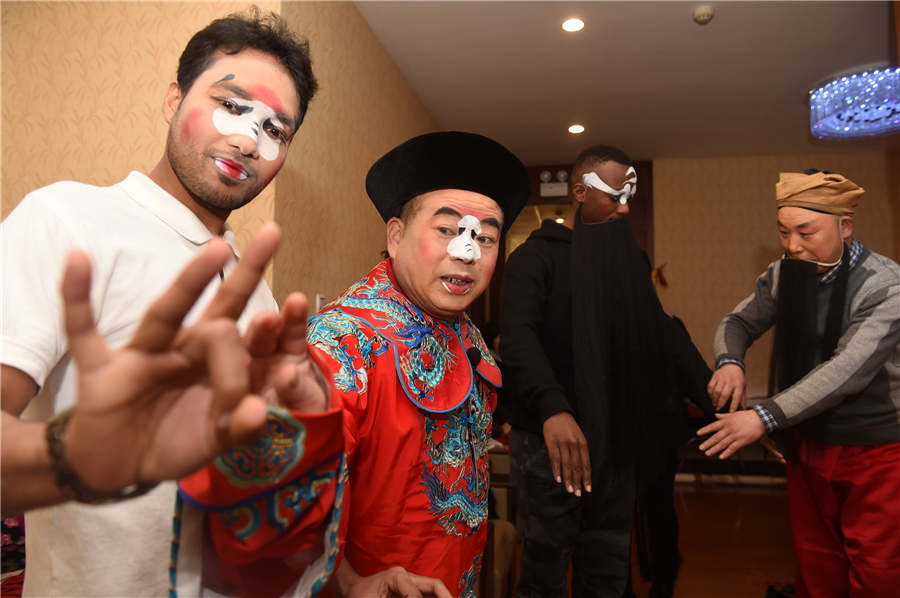 “ópera no Campus”: Estudantes estrangeiros aprendem ópera Bangzi de Hebei