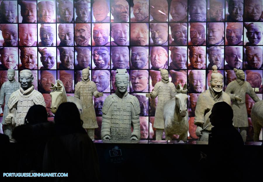 Exposi??o sobre relíquias culturais de dinastias chinesas antigas no Museu de História de Shaanxi