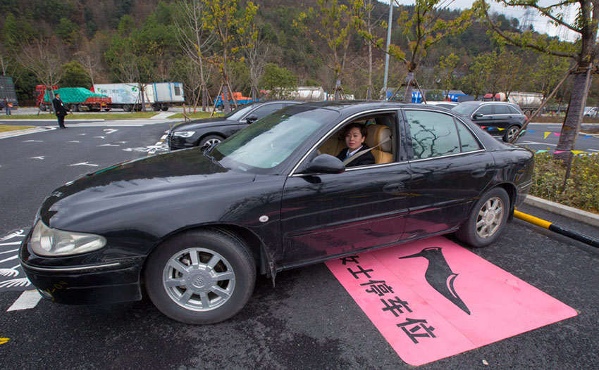 Insólito: Locais de estacionamento apenas para mulheres geram controvérsia