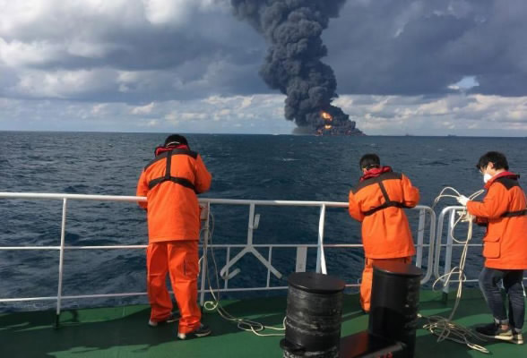 Petroleiro em chamas na costa de Shanghai afunda dias após colis?o
