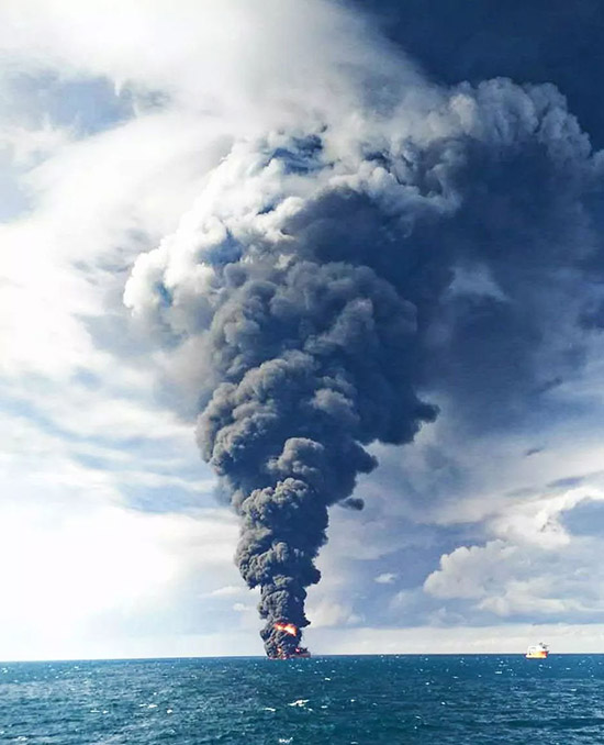 Petroleiro em chamas na costa de Shanghai afunda dias após colis?o