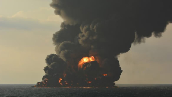 Petroleiro em chamas na costa de Shanghai afunda dias após colis?o