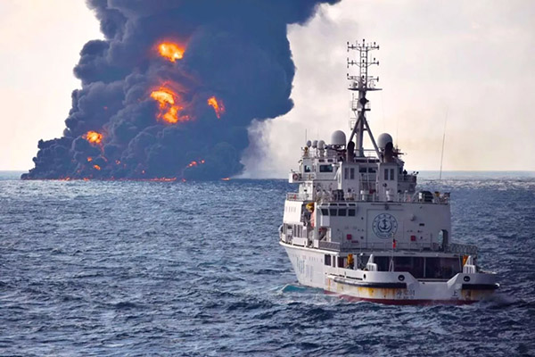 Petroleiro em chamas na costa de Shanghai afunda dias após colis?o