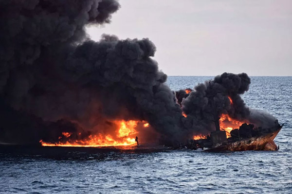 Petroleiro em chamas na costa de Shanghai afunda dias após colis?o