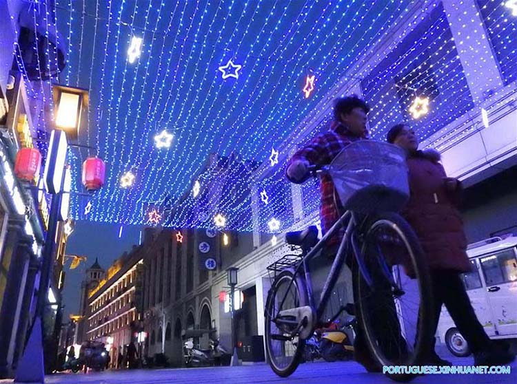 Projetos de ilumina??o temática instalados para receber Ano Novo chinês em Jiangsu