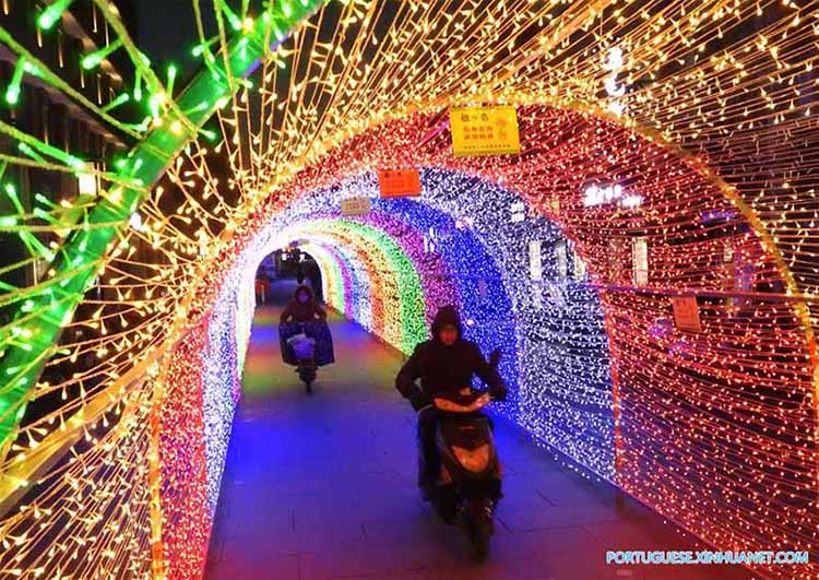 Projetos de ilumina??o temática instalados para receber Ano Novo chinês em Jiangsu