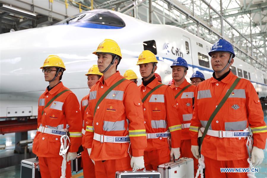 Funcionários do 1o trem da ferrovia Chongqing-Guiyang entram ao servi?o