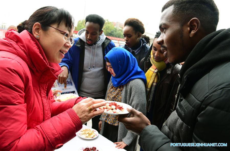 Estudantes estrangeiros degustam mingau Laba em Jiangsu