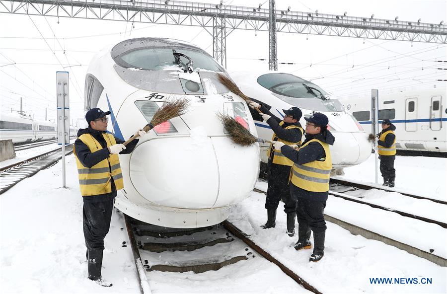 Posto de manuten??o em Anhui recebe trens afetados pela tempestade de neve