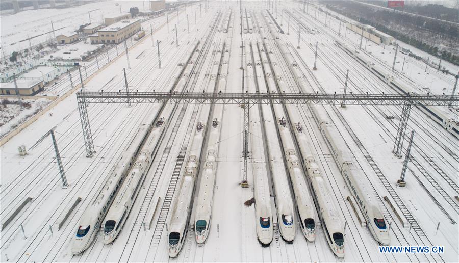 Posto de manuten??o em Anhui recebe trens afetados pela tempestade de neve