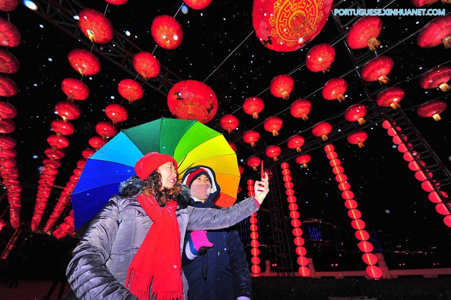 Lanternas iluminam rua de Weifang em Shandong