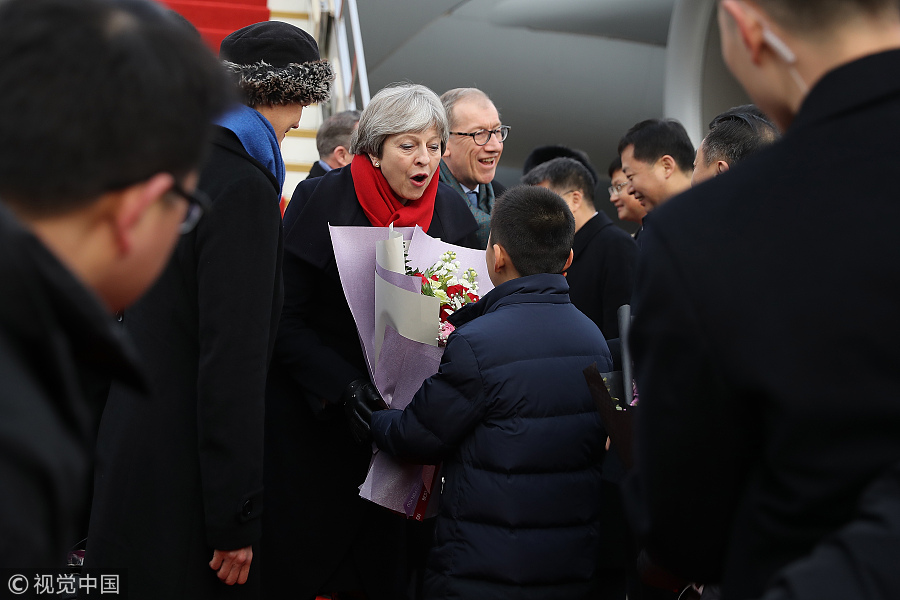 Primeira-ministra britanica chega a Wuhan, iniciando visita oficial à China