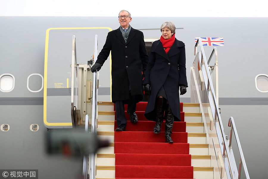 Primeira-ministra britanica chega a Wuhan, iniciando visita oficial à China