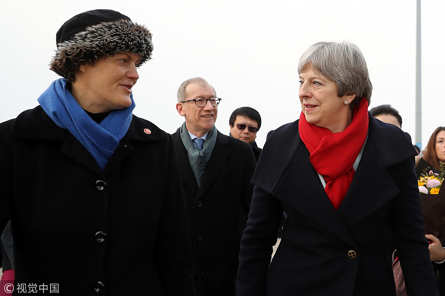 Primeira-ministra britanica chega a Wuhan, iniciando visita oficial à China
