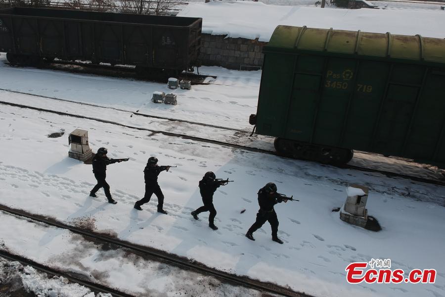 Polícia de Nanjing realiza simula??o de situa??o de emergência no advento da migra??o do Ano Novo Chinês