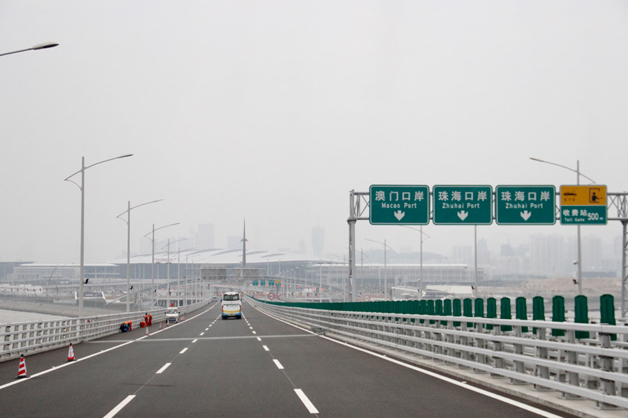 Se??o principal da ponte Hong Kong-Zhuhai-Macau sob inspe??o