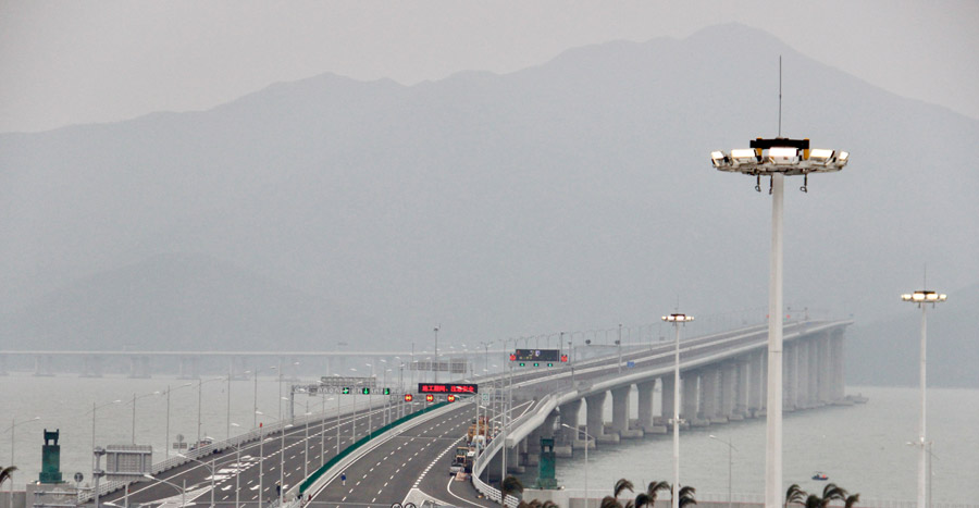 Se??o principal da ponte Hong Kong-Zhuhai-Macau sob inspe??o