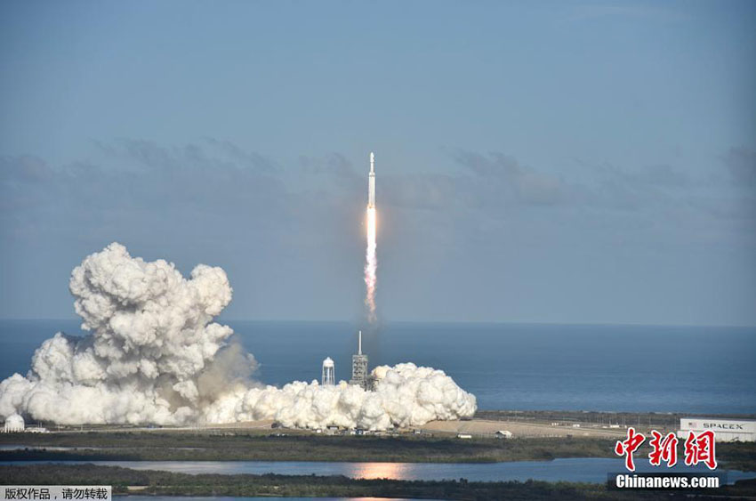 SpaceX lan?a com sucesso foguete Falcon Heavy