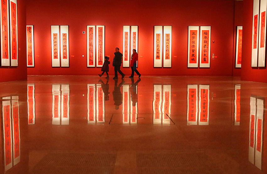 Exibi??o de faixas decorativas de Ano Novo realizada no Museu Nacional da China