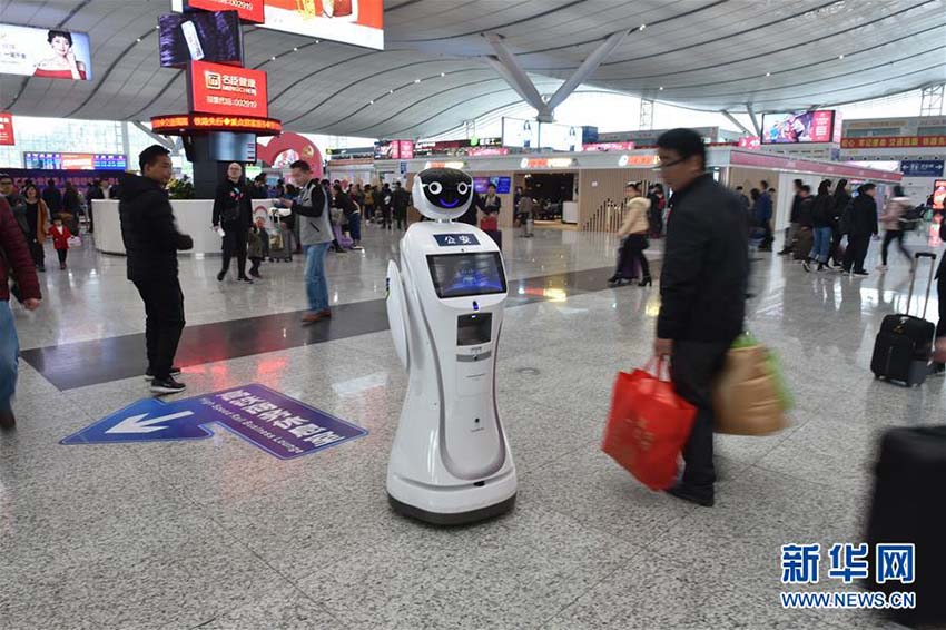 Rob?s patrulham na esta??o ferroviária em Shenzhen