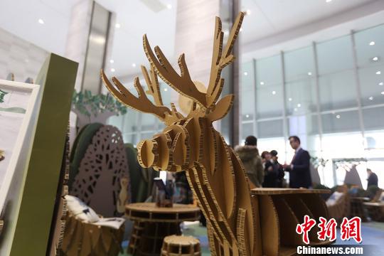 Café com decora??es de papel?o inaugurado em Nanjing