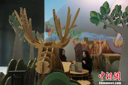 Café com decora??es de papel?o inaugurado em Nanjing