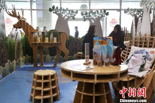 Café com decora??es de papel?o inaugurado em Nanjing