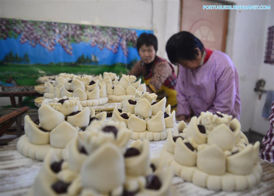Chineses preparam p?es cozidos a vapor para celebrar Festival da Primavera