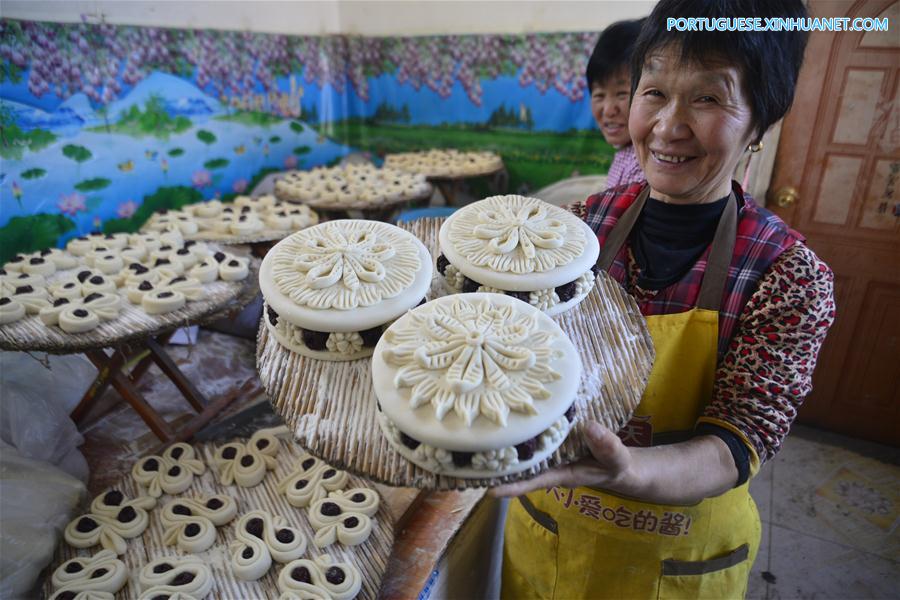 Chineses preparam p?es cozidos a vapor para celebrar Festival da Primavera