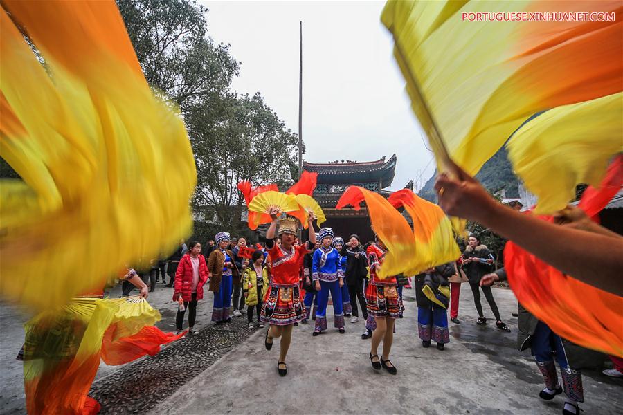 Pessoas dan?am em celebra??o ao Ano Novo Lunar chinês em Hunan