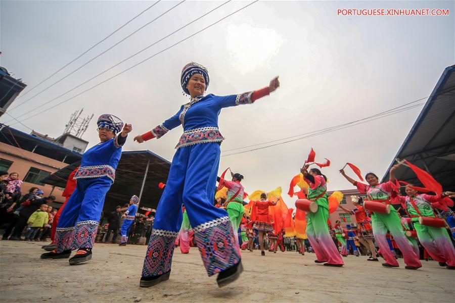 Pessoas dan?am em celebra??o ao Ano Novo Lunar chinês em Hunan