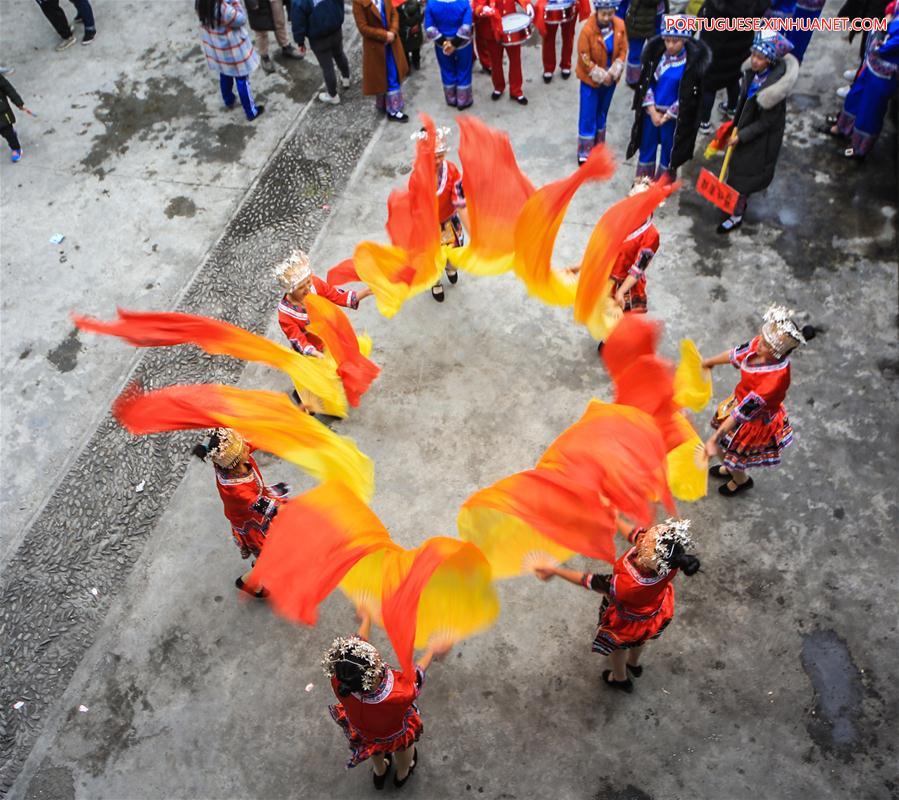 Pessoas dan?am em celebra??o ao Ano Novo Lunar chinês em Hunan