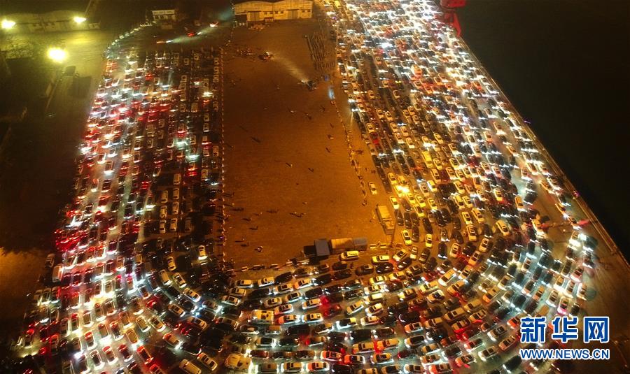 Estreito de Qiongzhou fechado devido a condi??es meteorológicas adversas leva ao engarrafamento de milhares de carros