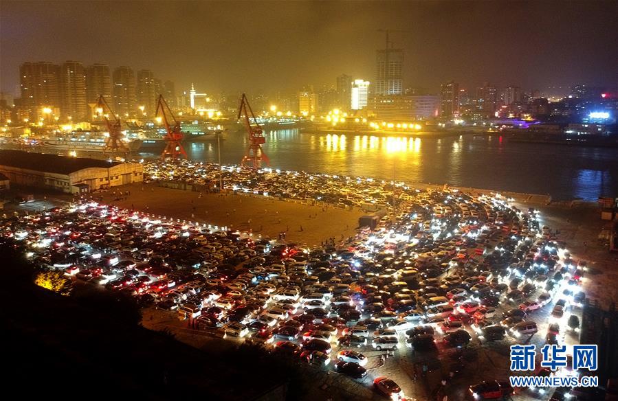 Estreito de Qiongzhou fechado devido a condi??es meteorológicas adversas leva ao engarrafamento de milhares de carros