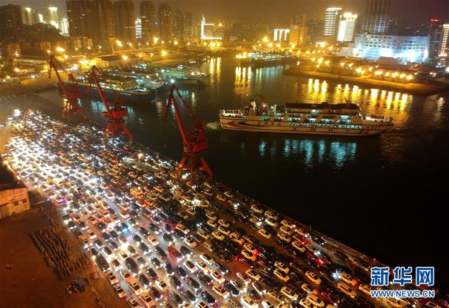 Estreito de Qiongzhou fechado devido a condi??es meteorológicas adversas leva ao engarrafamento de milhares de carros