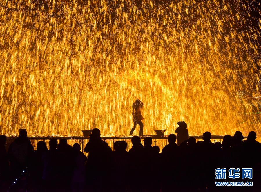 Galeria: Tradi??o com ferro fundido marca início do novo ano em Hebei