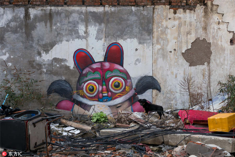Graffitis d?o nova vida a local em demoli??o em Shanghai