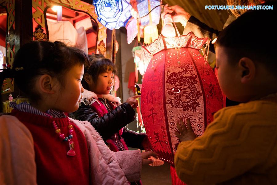 Patrim?nio imaterial nacional: produ??o de lanternas em Zhejiang