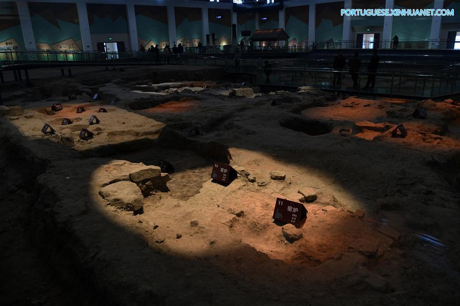 Exposi??o no templo Qingliang do museu do Forno Ru em Henan