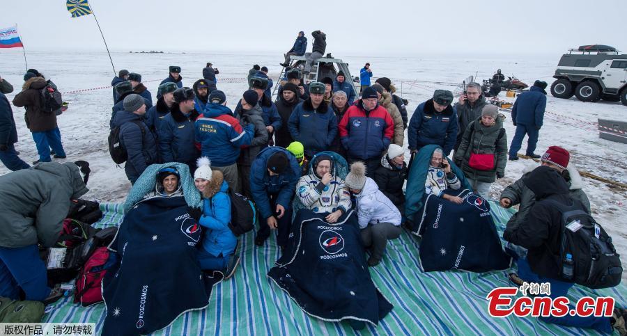Três astronautas retornam à terra após miss?o em esta??o espacial