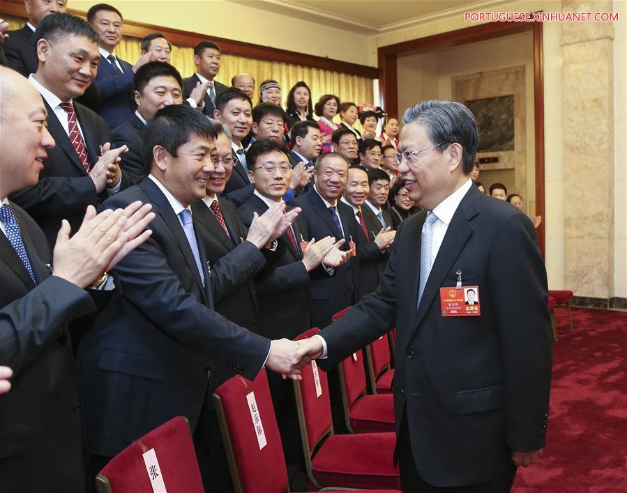 Líderes de alto escal?o se reúnem com legisladores nacionais e destacam status de núcleo de Xi