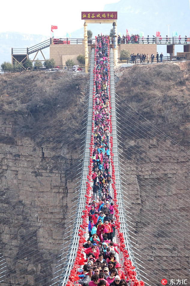 Galeria: Ponte de vidro mais longa do mundo atrai multid?o de turistas a Hebei