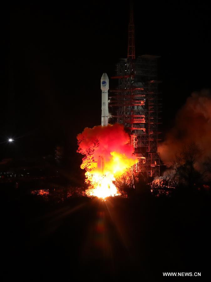 China lan?a satélites gêmeos de navega??o BeiDou-3