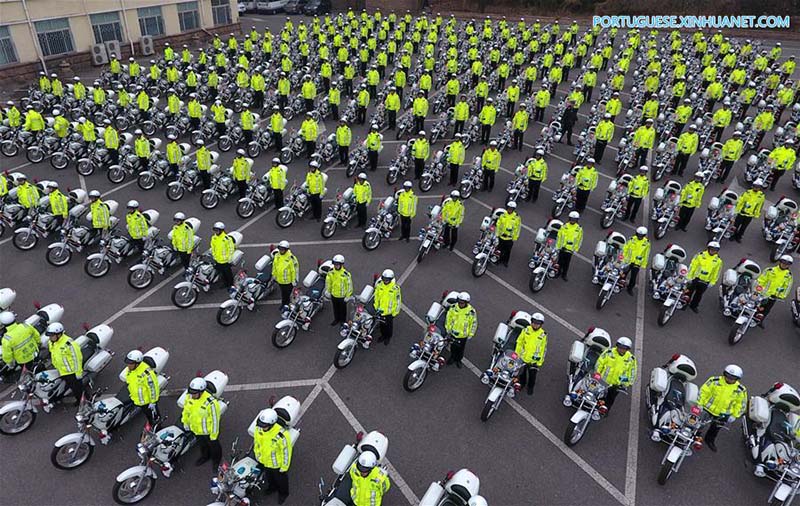 Policiais de transito recebem novas motocicletas em Qingdao