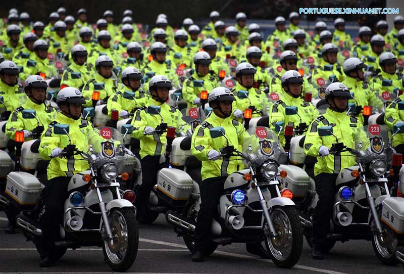 Policiais de transito recebem novas motocicletas em Qingdao
