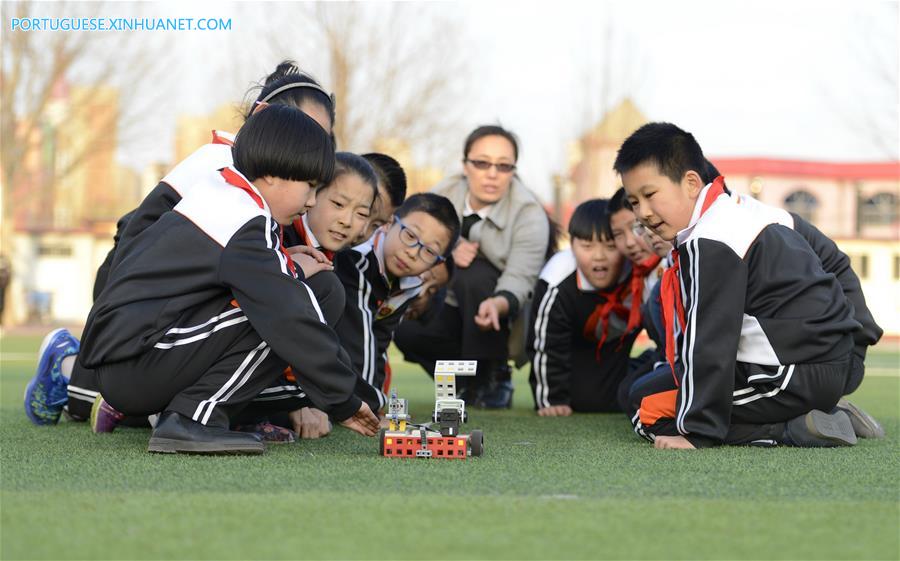 Rob?s s?o introduzidos nos programas educacionais extracurriculares de escola em Hebei
