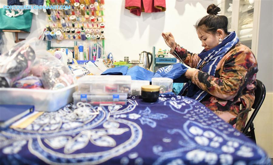 Chinesa abre loja para proteger cultura tradicional xam?