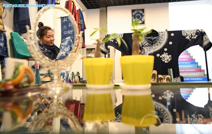 Chinesa abre loja para proteger cultura tradicional xam?