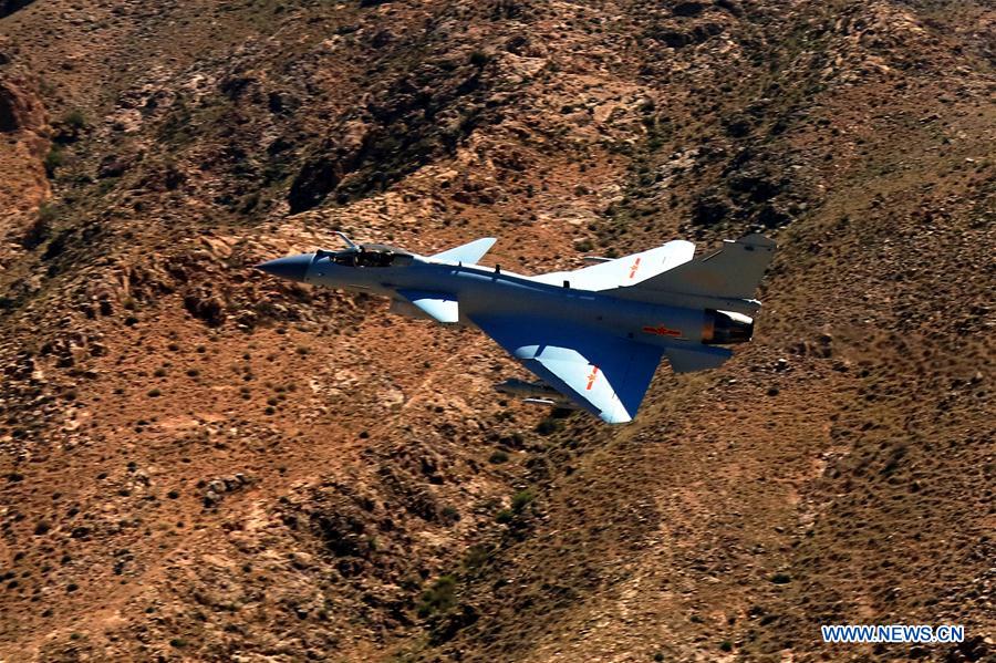 Ca?a chinês J-10C entra em servi?o